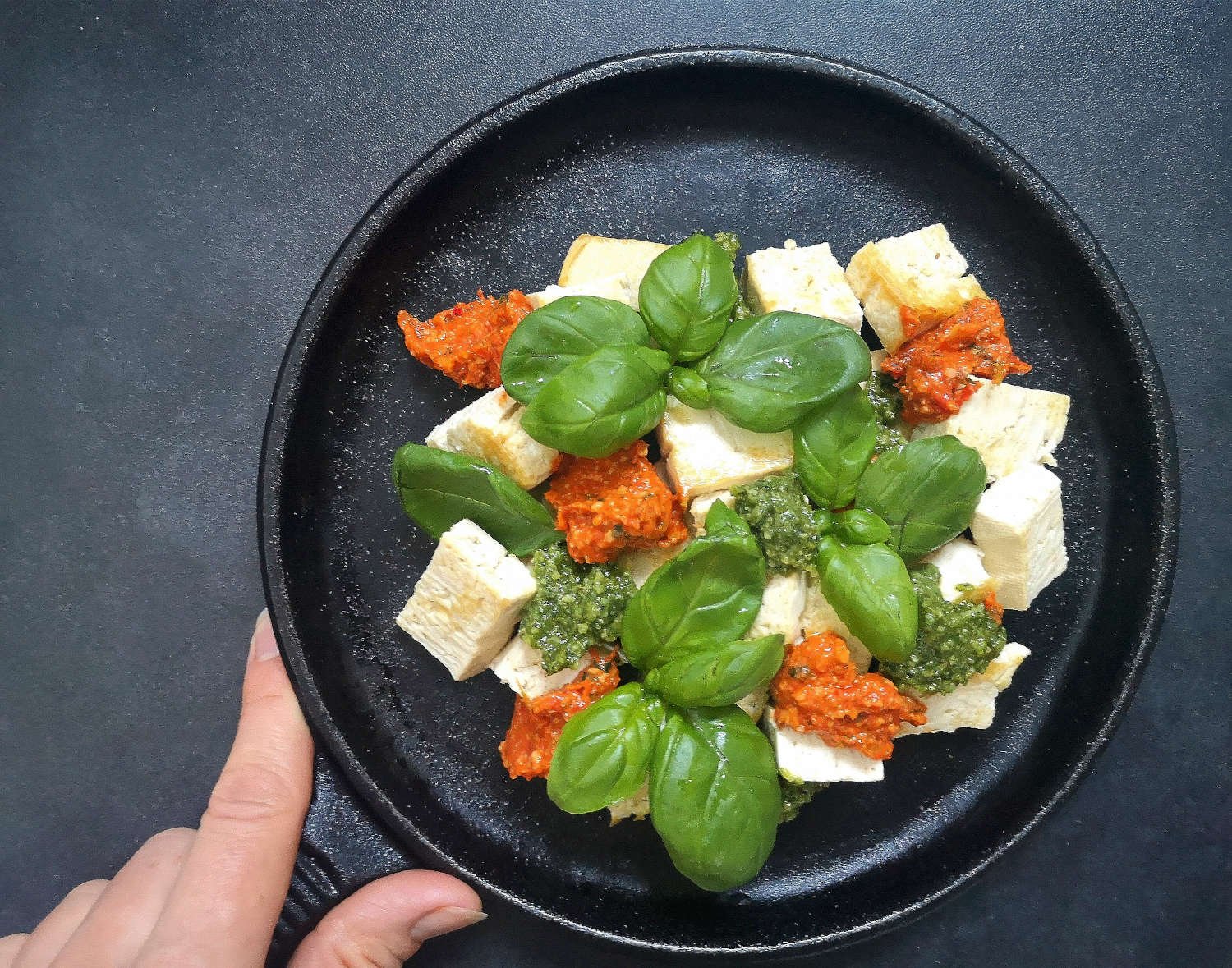 Keptas tofu sūris su pesto padažu