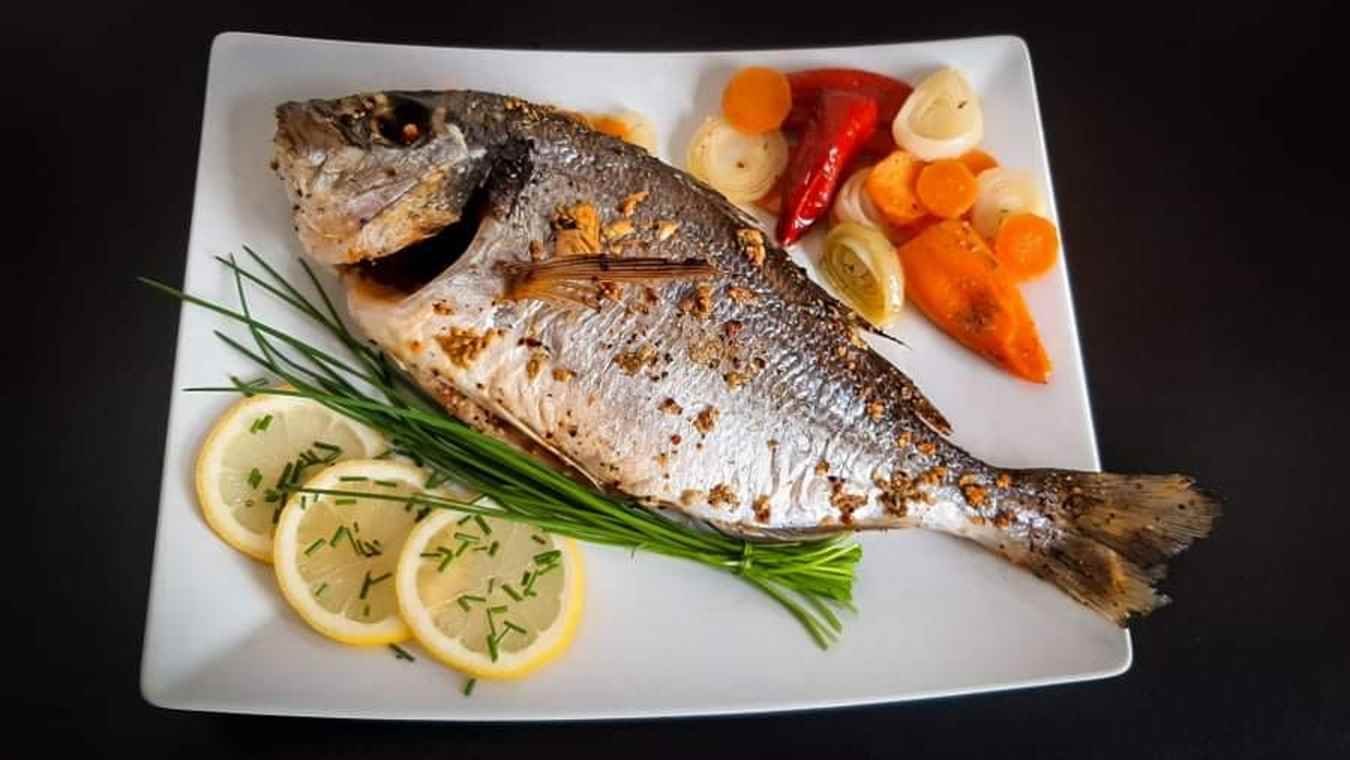 Žuvis arba jūros gėrybės su daržovėmis