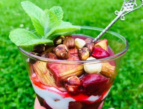 Vyšnių, rabarbarų ir lazdyno riešutų desertas su graikišku jogurtu